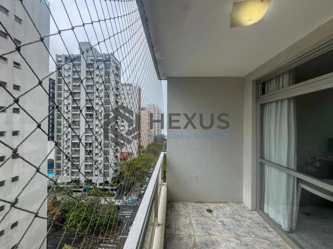 Apartamento com varanda na praia das Pitangueiras, Hexus.