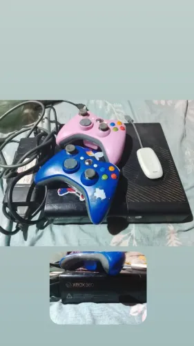 Xbox 360 com dois controles