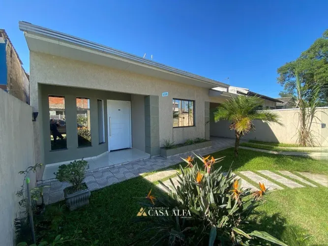 Casa com 03 quartos e piscina em Matinhos