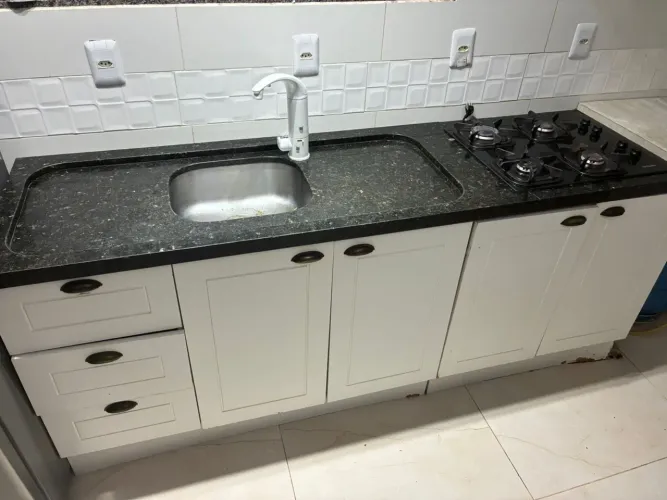Pia, pedra e fogão cooktop