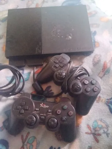 PS2 , 2 controles, aparelho liga é desliga é não dá vídeo, vendo pra tirar peça.