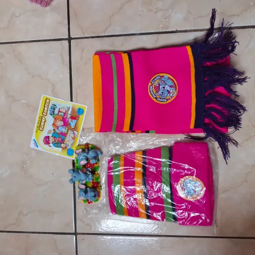 Kinder importado Touca lacrada, cachecol, cabideiro Funny Fanten com 2 papel 