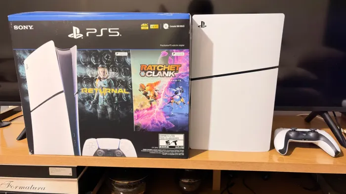 VENDO PS5 slim mídia digital. Bem novinho. Acompanha caixa e controle original