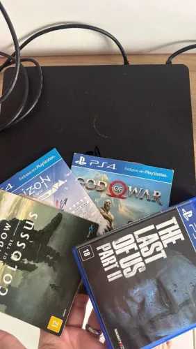 PlayStation 4 slim 500gb + 1 controle + 4 jogos físicos + 6 jogos digitais.