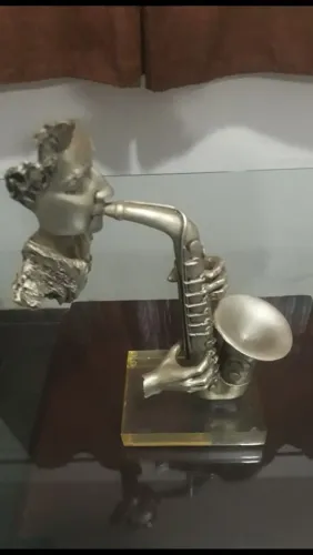 escultura músico saxofonista