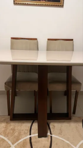 Mesa madeira maciça off white vidro com pequeno trinco