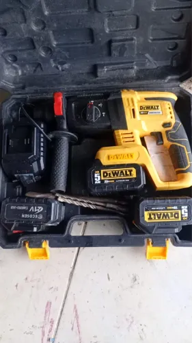 Martelete dewalt a bateria com 6 meses de comprado. 