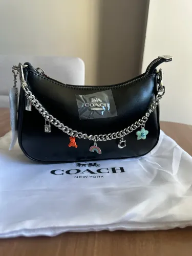 Bolsa coach em couro com chams - Acompanha 2 alças