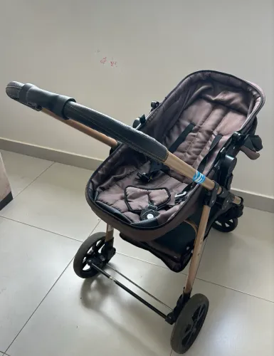 Carrinho de bebê + bebê conforto com a base