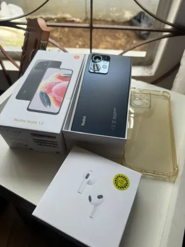 Celular Xiaomi Redmi Note 12 + Fone de Ouvido Bluetooth.