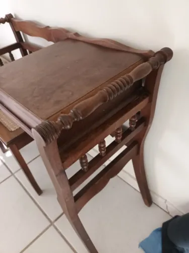 Mesa vintage com assento em treliça modelo colonial