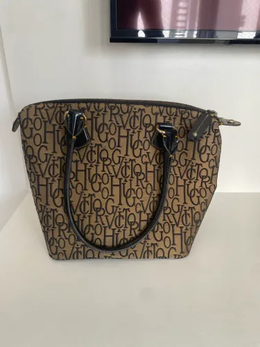     Bolsa Victor Hugo monograma marrom/preto. Original 