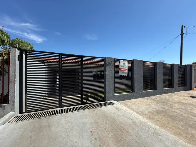 CASA SEMIMOBILIADA À VENDA NO RESID. INTERLAGOS EM APUCARANA.