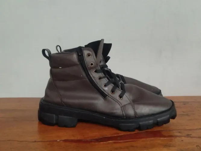 Bota com zíper