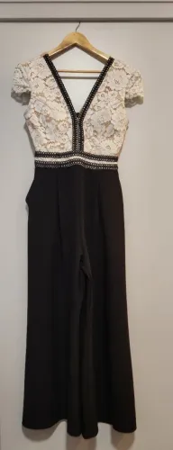 Macacão preto com renda