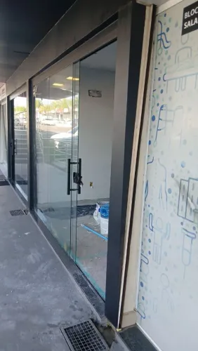 Porta de correr  e 2 vidros, temperado.*Vai com puxadores, trilhos pra instalação 