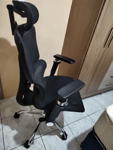 Cadeira de escritório em ótimo estado de conservação, com apenas 3 meses de uso.