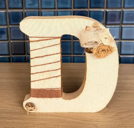 enfeite letra "D" de MDF, decorado