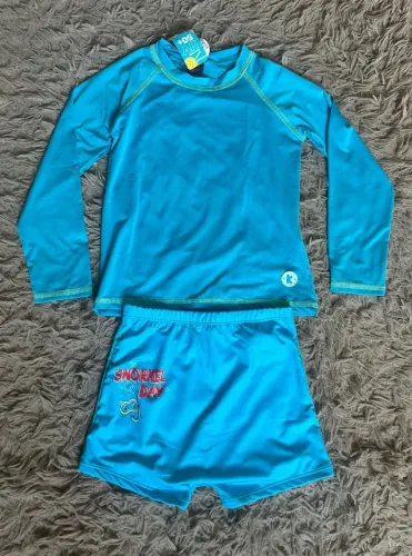 Conjunto infantil na etiqueta