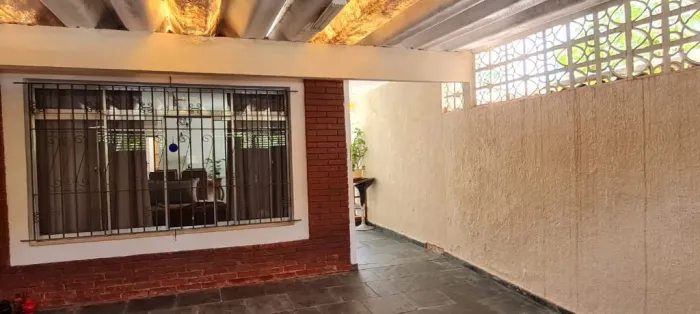 Sobrado à venda no Bussocaba com 3 dormitórios e 2 vagas.