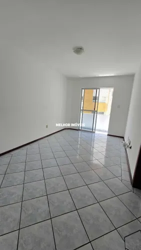 Locação Anual Semi Mobiliado com 02 Dormitórios no Centro de Balneário Camboriú