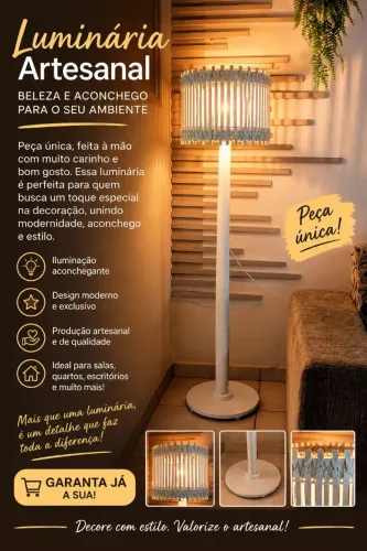 Luminária de canto em madeira.