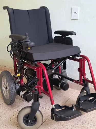 Vendo cadeira de rodas motorizada por apenas 1.800 , super conservada