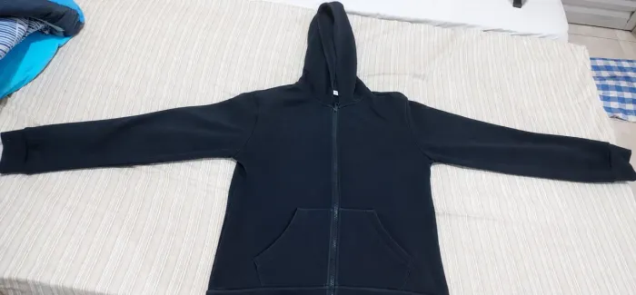 blusão de moletom preto que possui capuz e zíper frontal