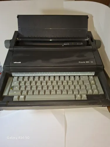 VENDO MÁQUINA DE ESCREVER ELÉTRICA PRAXIS - II OLIVETTI