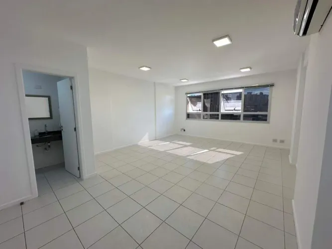 Sala Comercial à Venda no Estreito - Florianópolis | Localização Estratégica e Excelente O