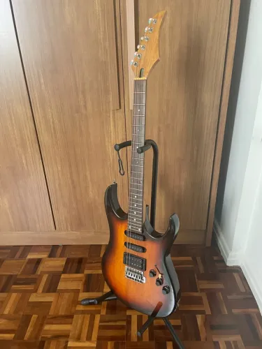 Guitarra superstrato (S.S.H) sunburst