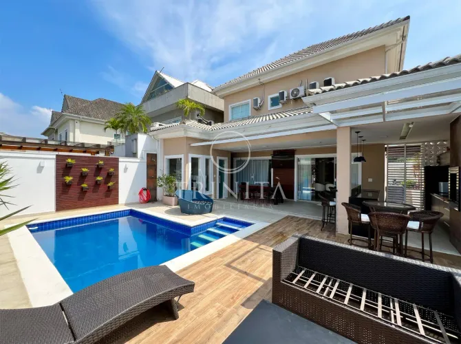 CASA TRIPLEX DECORADA COM 3 SUÍTES