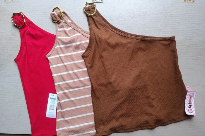 Blusas um ombro só fivela P/M<br>Marrom, rosa com listras brancas e vermelha