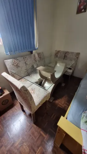 Vendo mesa com tampo de vidro e 6 cadeiras