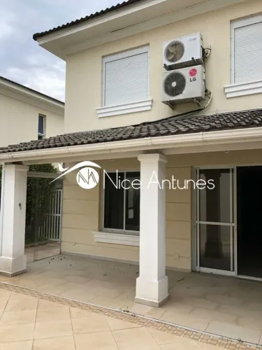Casa em Condominio fechado com tres dormitorios e duas vagas.
