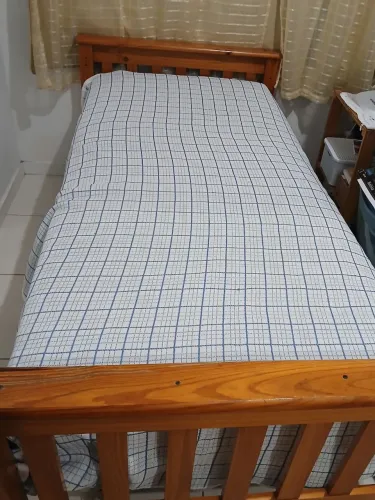 Cama de madeira (pode montar como beliche).