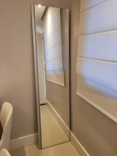 Porta com espelho e perfil de alumínio