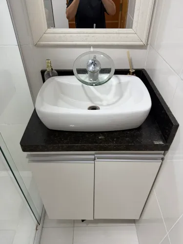 Pedra de banheiro e pia