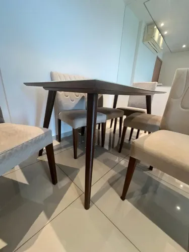 Conjunto mesa e cadeiras