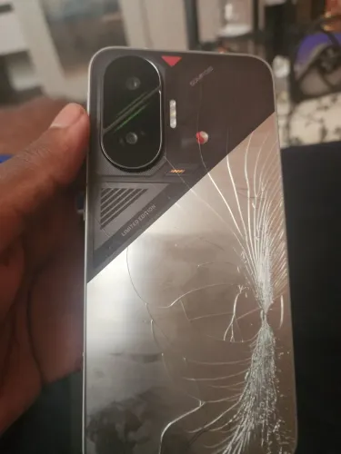 Poco F7 Caixa e NF traseira trincada 512gb- N faço por menos.