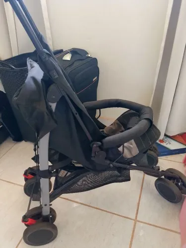 Carrinho bebe guarda chuva