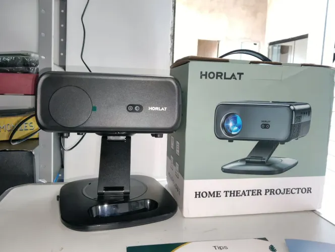 Projetor Portátil Inteligente HORLAT M4 - Cinema em Casa (Android, WiFi e Bluetooth)