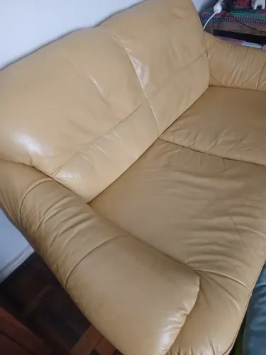 Sofá couro legítimo cor mostarda