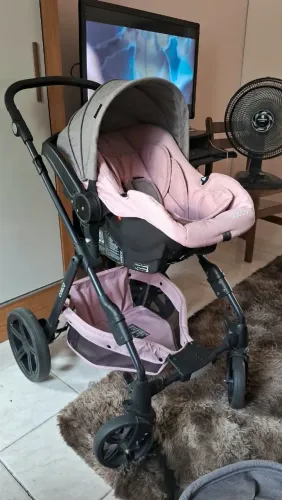 Carrinho de bebe com bebê conforto 