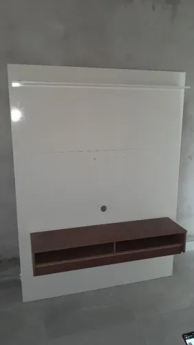 Vendo painel para TV na cor branca com nicho amadeirado, móvel em bom estado