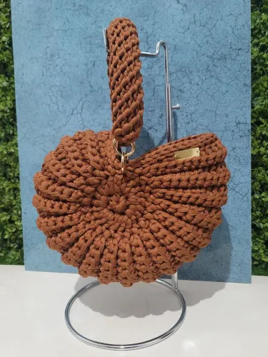 Bolsa de crochê em formato de concha cor terracota/ocre