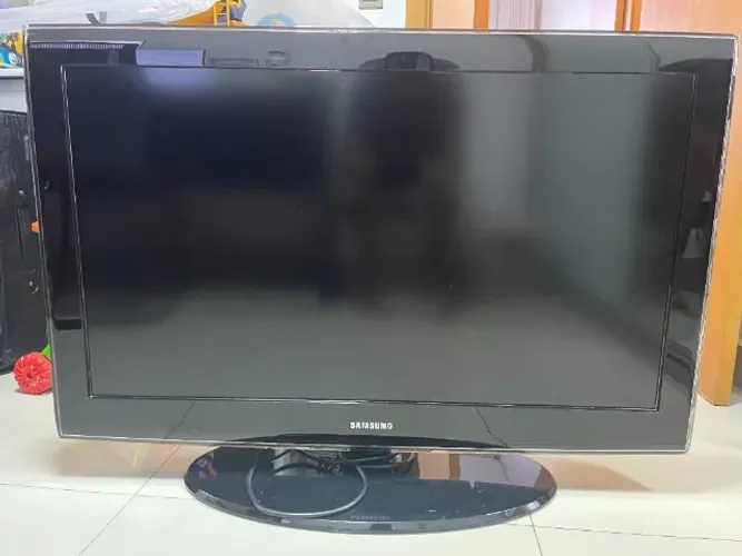 TV Samsung 40  LN40A610 - liga e funciona (defeito: demora + mancha na tela)