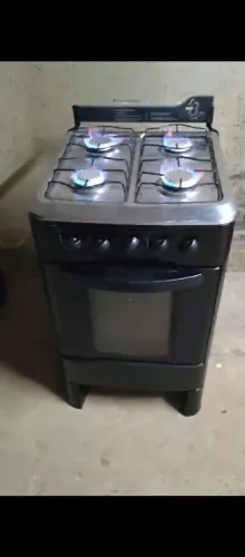 Vendo fogão com mangueira e registro.