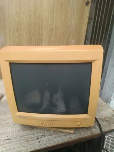 Monitor de tubo antigo 15 polegadas Compaq B540,não.funciona