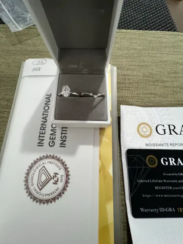 anéis de prata com diamante de laboratório